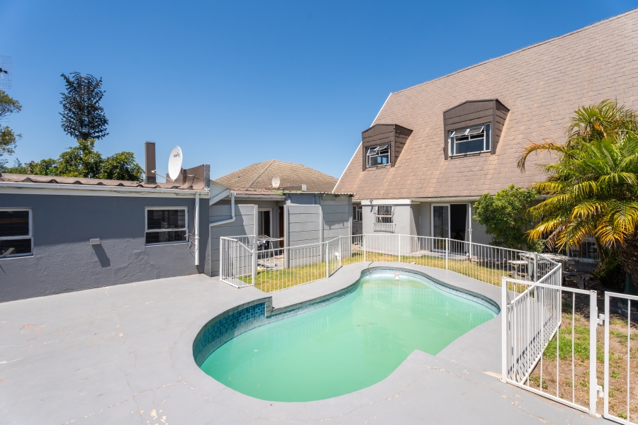 6 Bedroom Property for Sale in Glenlilly Western Cape